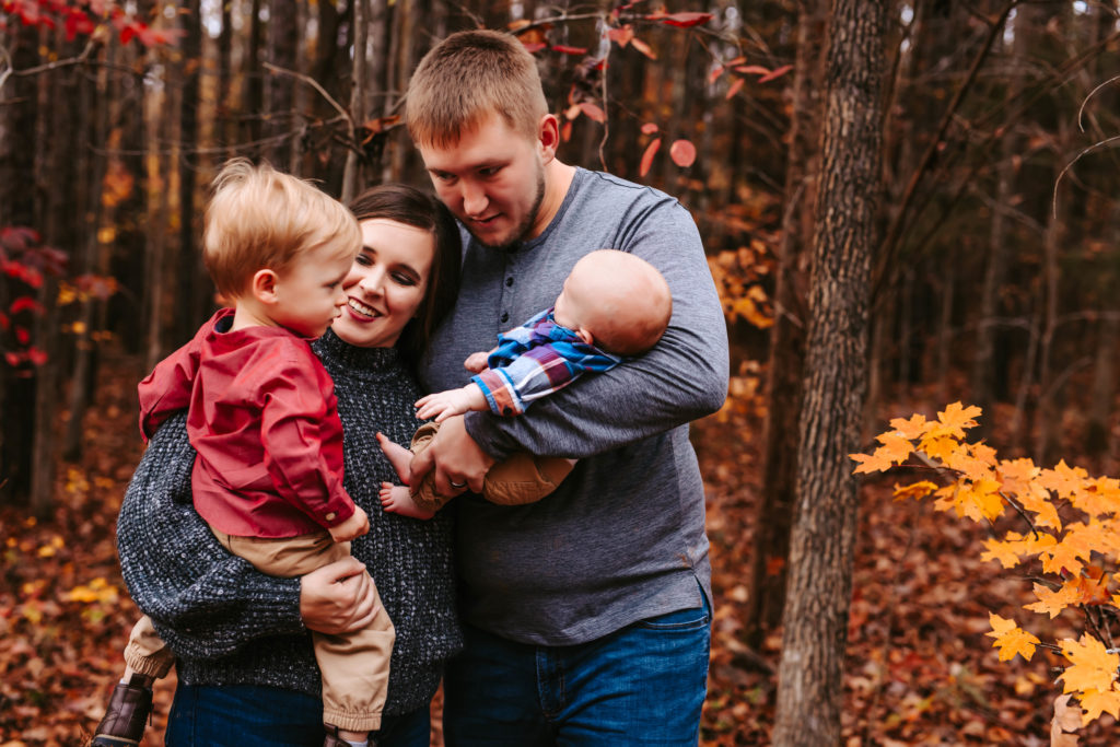 North Carolina Family Photographer, Fall Family Photos, Forest Family photos, Fall Family,  North Carolina Family session, Outdoor Family Session, Family photos, North Carolina Photographer, North Carolina Family Photographer, Photography, Family Photography ideas, Portrait Photography, Family photos Guide, Family photo Inspiration, North Carolina Lifestyle photographer, Lifestyle photography, Fall Photos, North Carolina Forest, Forest, Photos in the woods, Photographer in the south 