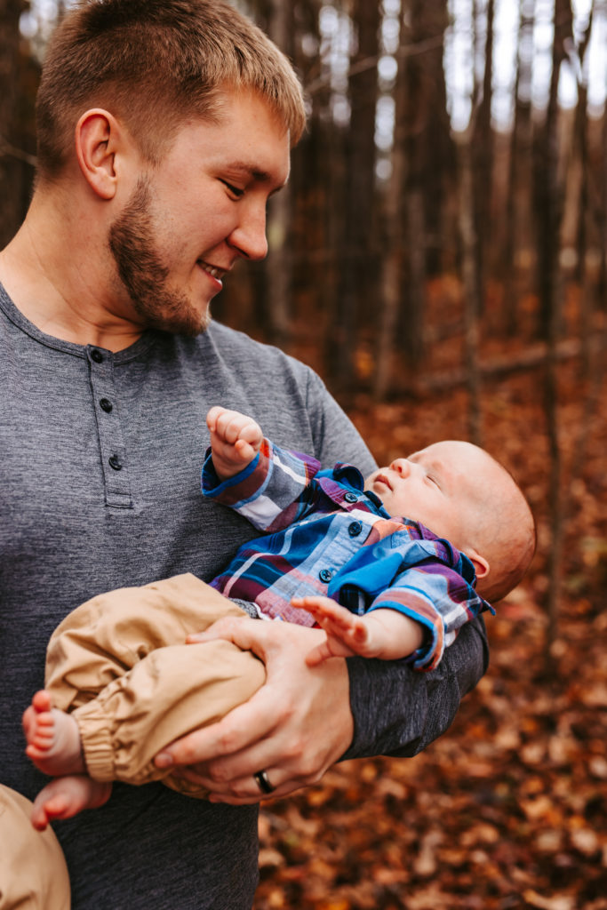 North Carolina Family Photographer, Fall Family Photos, Forest Family photos, Fall Family,  North Carolina Family session, Outdoor Family Session, Family photos, North Carolina Photographer, North Carolina Family Photographer, Photography, Family Photography ideas, Portrait Photography, Family photos Guide, Family photo Inspiration, North Carolina Lifestyle photographer, Lifestyle photography, Fall Photos, North Carolina Forest, Forest, Photos in the woods, Photographer in the south 