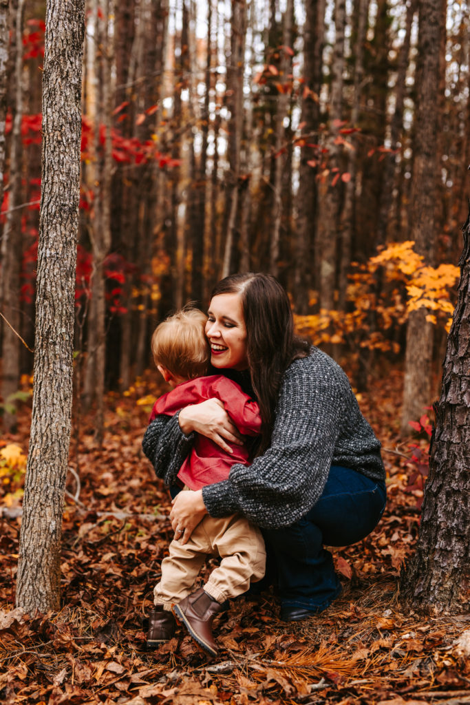 North Carolina Family Photographer, Fall Family Photos, Forest Family photos, Fall Family,  North Carolina Family session, Outdoor Family Session, Family photos, North Carolina Photographer, North Carolina Family Photographer, Photography, Family Photography ideas, Portrait Photography, Family photos Guide, Family photo Inspiration, North Carolina Lifestyle photographer, Lifestyle photography, Fall Photos, North Carolina Forest, Forest, Photos in the woods, Photographer in the south 