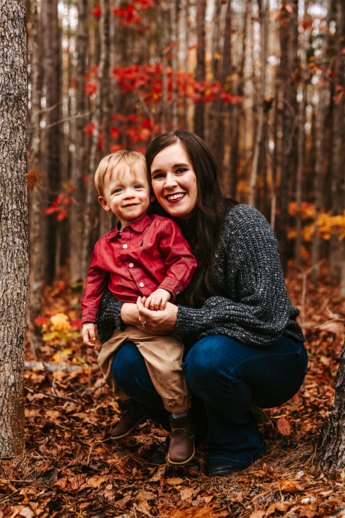 North Carolina Family Photographer, Fall Family Photos, Forest Family photos, Fall Family,  North Carolina Family session, Outdoor Family Session, Family photos, North Carolina Photographer, North Carolina Family Photographer, Photography, Family Photography ideas, Portrait Photography, Family photos Guide, Family photo Inspiration, North Carolina Lifestyle photographer, Lifestyle photography, Fall Photos, North Carolina Forest, Forest, Photos in the woods, Photographer in the south 