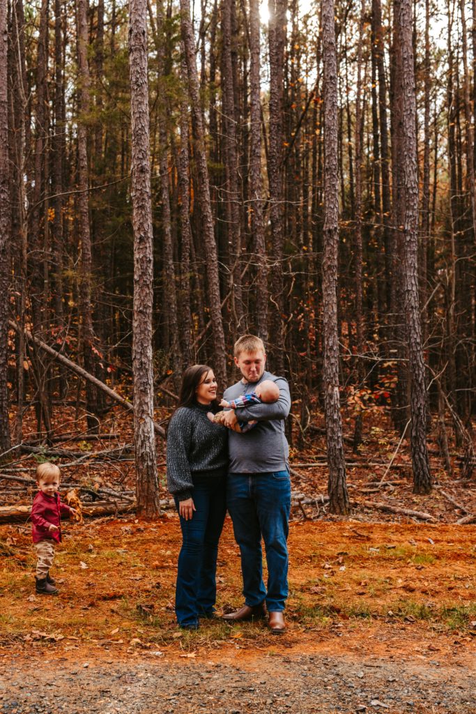 North Carolina Family Photographer, Fall Family Photos, Forest Family photos, Fall Family,  North Carolina Family session, Outdoor Family Session, Family photos, North Carolina Photographer, North Carolina Family Photographer, Photography, Family Photography ideas, Portrait Photography, Family photos Guide, Family photo Inspiration, North Carolina Lifestyle photographer, Lifestyle photography, Fall Photos, North Carolina Forest, Forest, Photos in the woods, Photographer in the south 