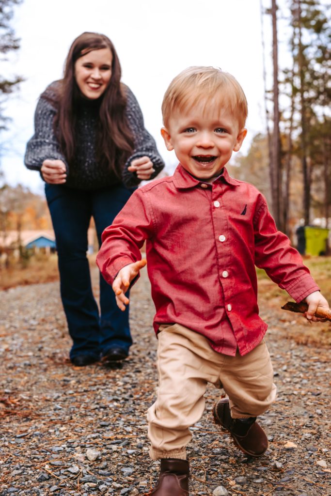 North Carolina Family Photographer, Fall Family Photos, Forest Family photos, Fall Family,  North Carolina Family session, Outdoor Family Session, Family photos, North Carolina Photographer, North Carolina Family Photographer, Photography, Family Photography ideas, Portrait Photography, Family photos Guide, Family photo Inspiration, North Carolina Lifestyle photographer, Lifestyle photography, Fall Photos, North Carolina Forest, Forest, Photos in the woods, Photographer in the south 